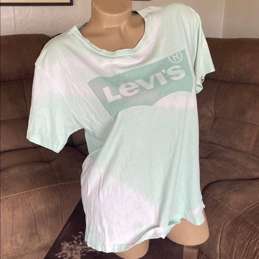 👕 Levi’s Medium Graphic T-Shirt | Everyday Essential